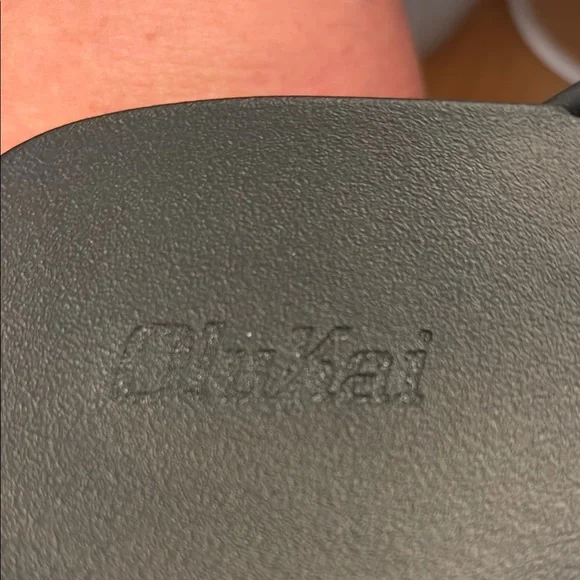 OluKai Black Sandals Simple Thong Design - Picture 4 of 4